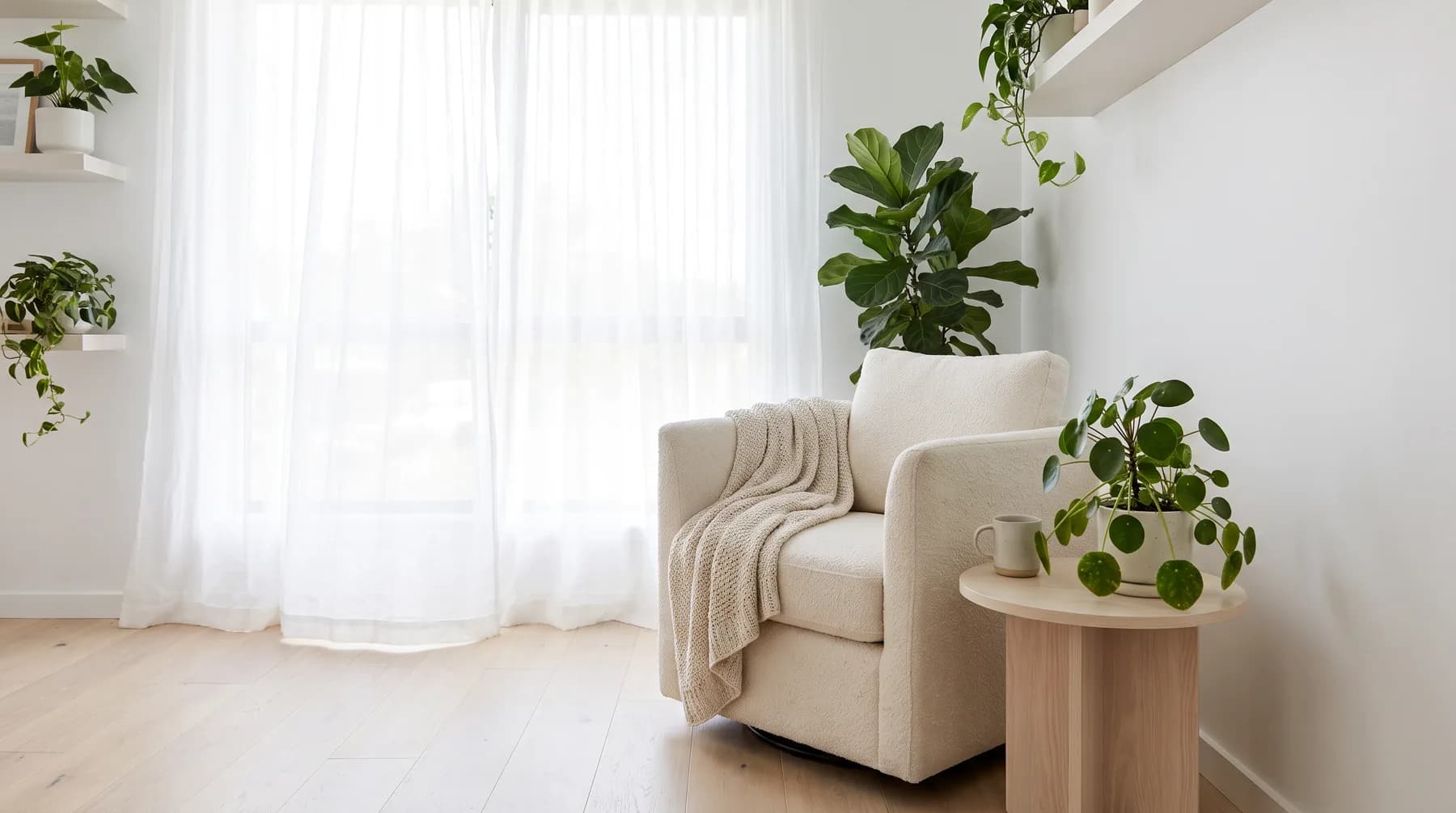 Phòng chăm sóc sáng sủa với ghế tựa và cây xanh
